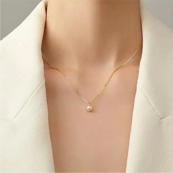 NWOT 18K Gold Plated Pearl Pendant Necklace - Picture 3 of 4